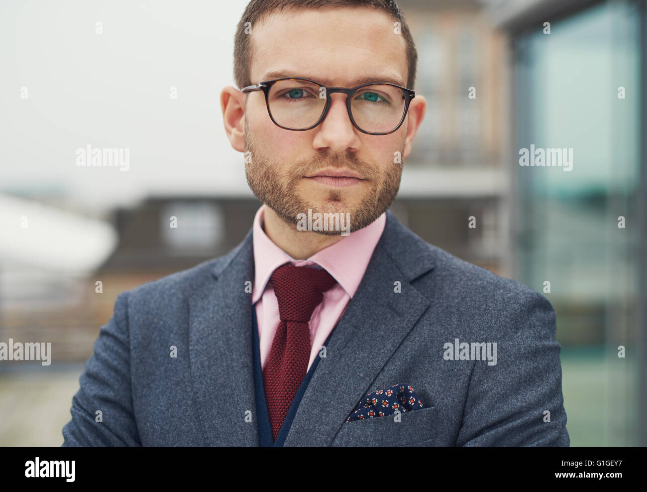 Nachdenklich starrte aufmerksam auf die Kamera mit einem schweren unergründlichen Ausdruck Geschäftsmann Nahaufnahme abgeschnittenen Kopf und Schultern Stockfoto