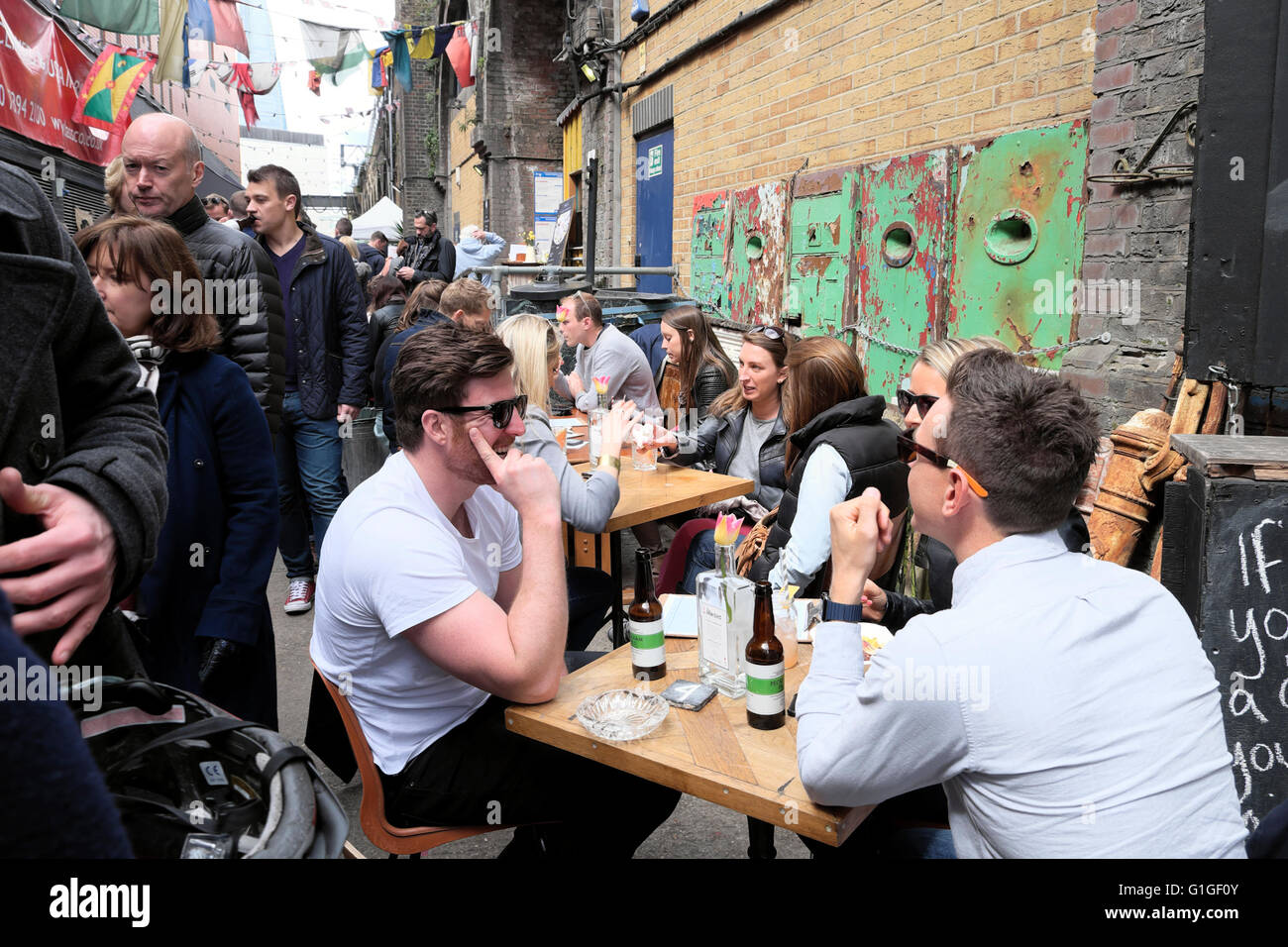 Die Leute trinken Handwerk Bier an ROPEWALK Street Food Market unter der Bahn Bögen Maltby in Bermondsey Street London SE1 ENGLAND UK KATHY DEWITT Stockfoto