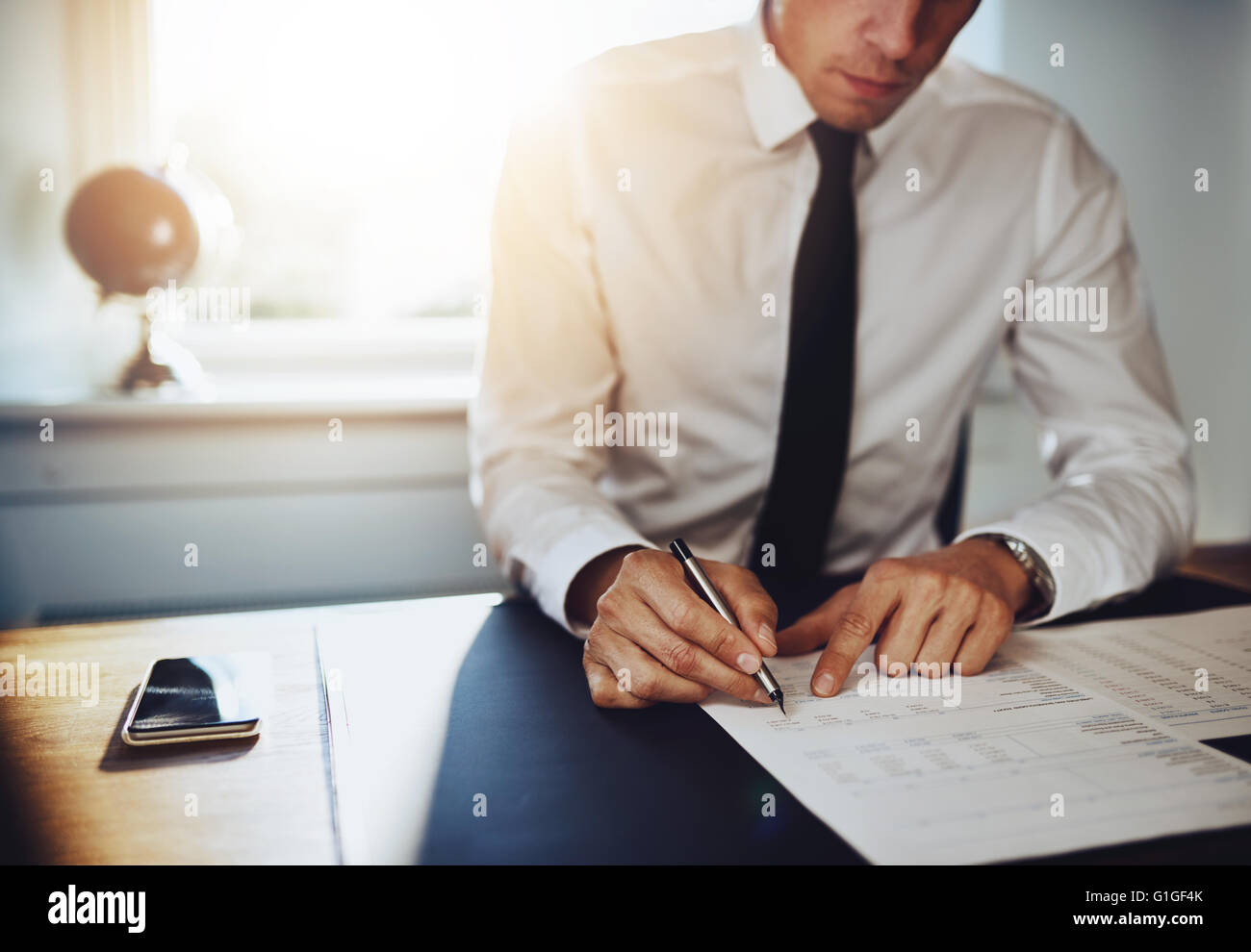 Wirtschaftsanwalt Mann oder Buchhalter arbeiten an Dokumenten, Nahaufnahme Geschäftskonzept Stockfoto