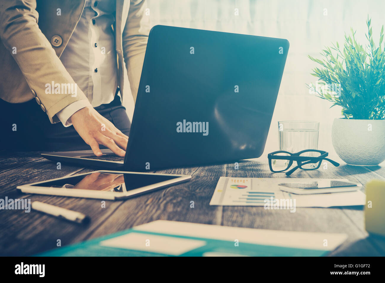 Planung Business Karriere arbeitsreichen Laptop Arbeitsplatz - stock Bild Stockfoto