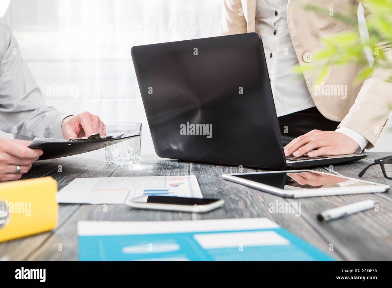 Planung Business Karriere arbeitsreichen Laptop Arbeitsplatz - stock Bild Stockfoto