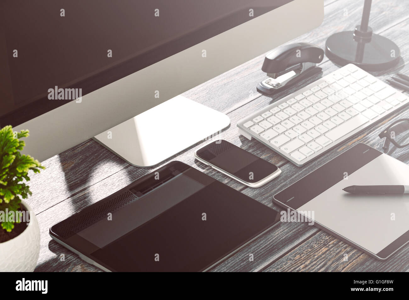 Designer Schreibtisch mit responsive Design-Mock-up-Konzept. Stockfoto