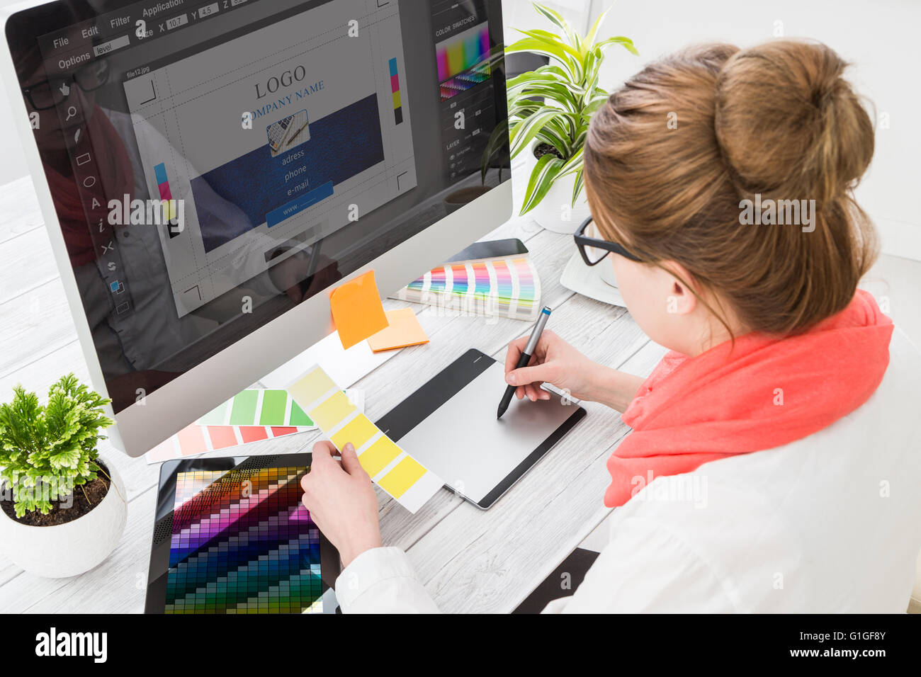 Grafik-Designer bei der Arbeit. Swatch Farbmuster. Stockfoto