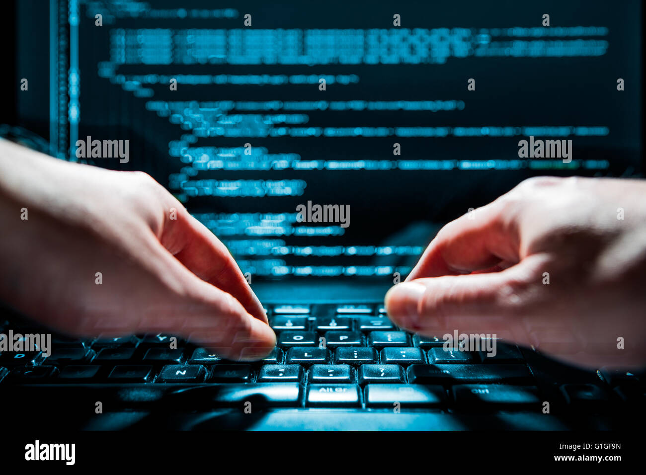 Hacker mit Laptop. Es gibt viele Ziffern auf dem Computerbildschirm. Stockfoto