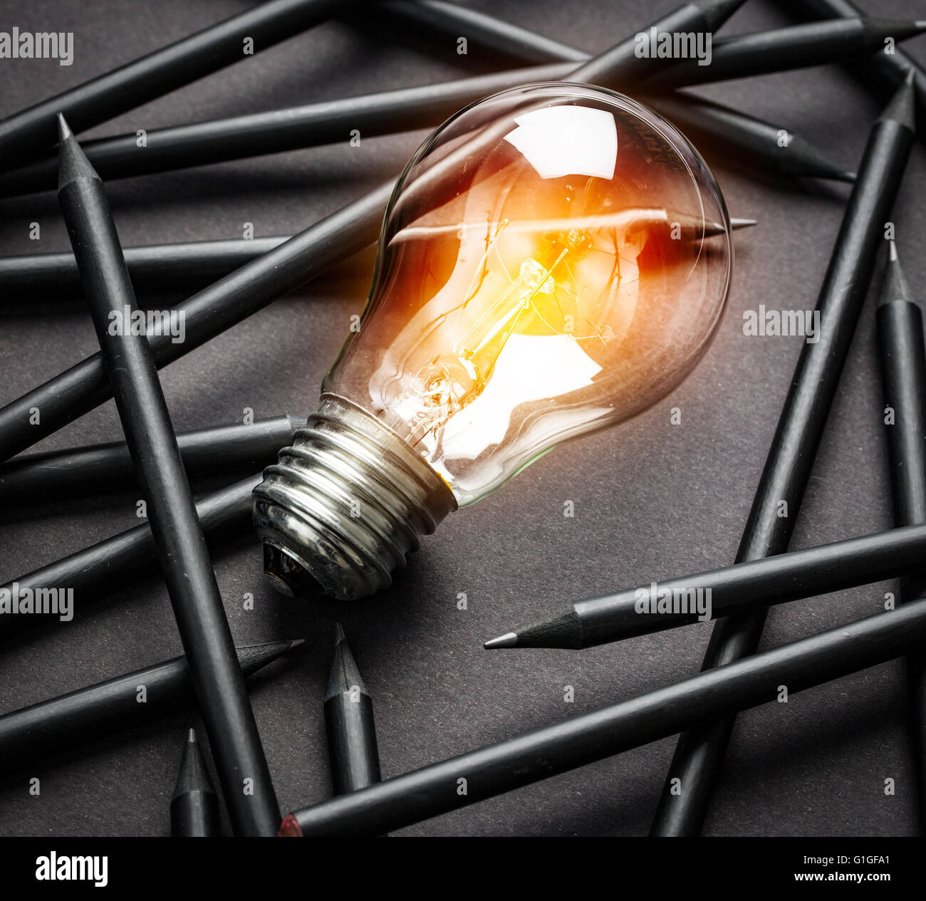 Lampe Licht Idee Bleistifte Papier - Stock Bild Stockfoto