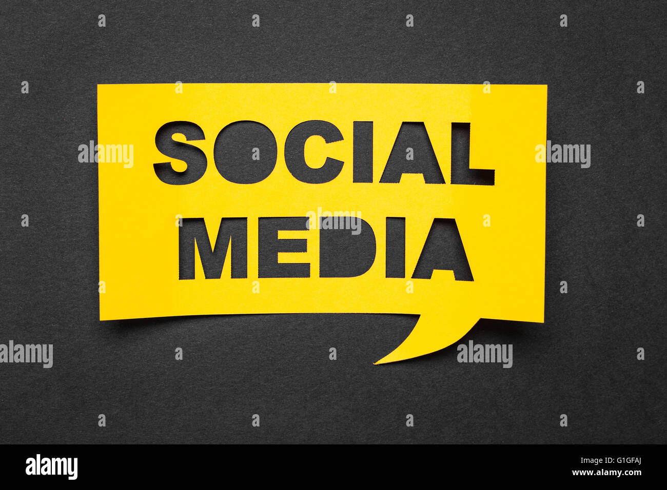 Blase Rede mit Ausschneiden Phrase "social Media" in der Zeitung. Stockfoto