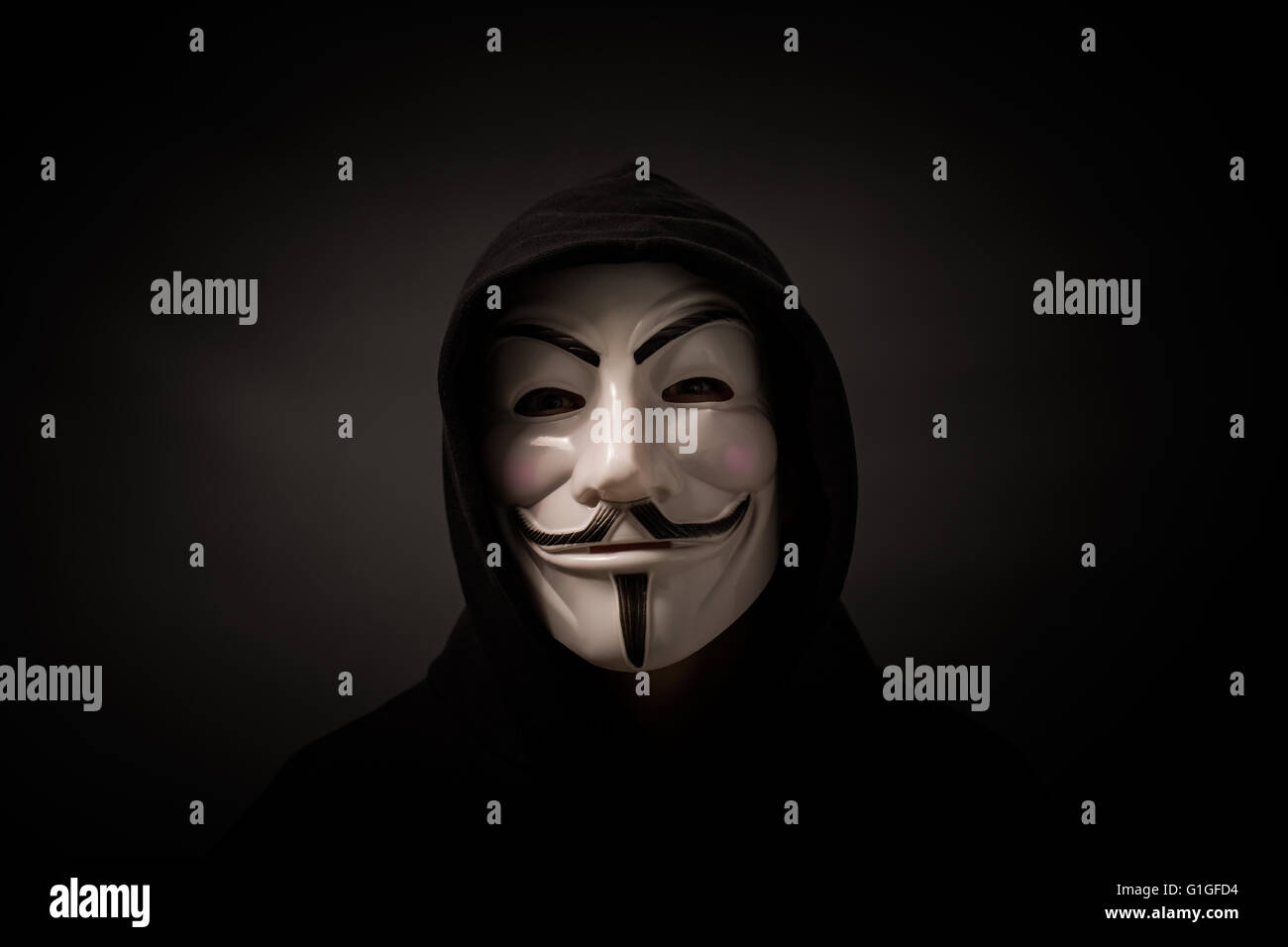 Bełchatow, Polen - 6. Dezember 2015: Mann mit Vendetta Maske - Symbol für die Online-Hacktivisten-Gruppe Anonymous. Stockfoto