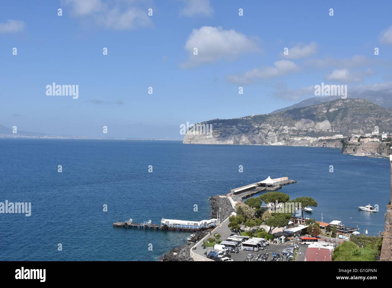 Sorrent Italien Schiff Hafen mit einem Bootsdock Stockfoto