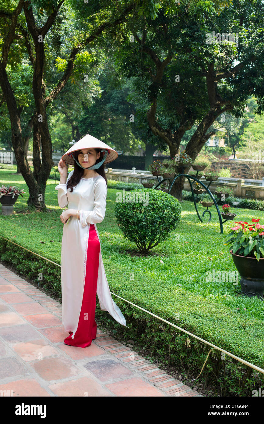 Vietnamesische Frau in traditioneller Kleidung, Hanoi Stockfoto