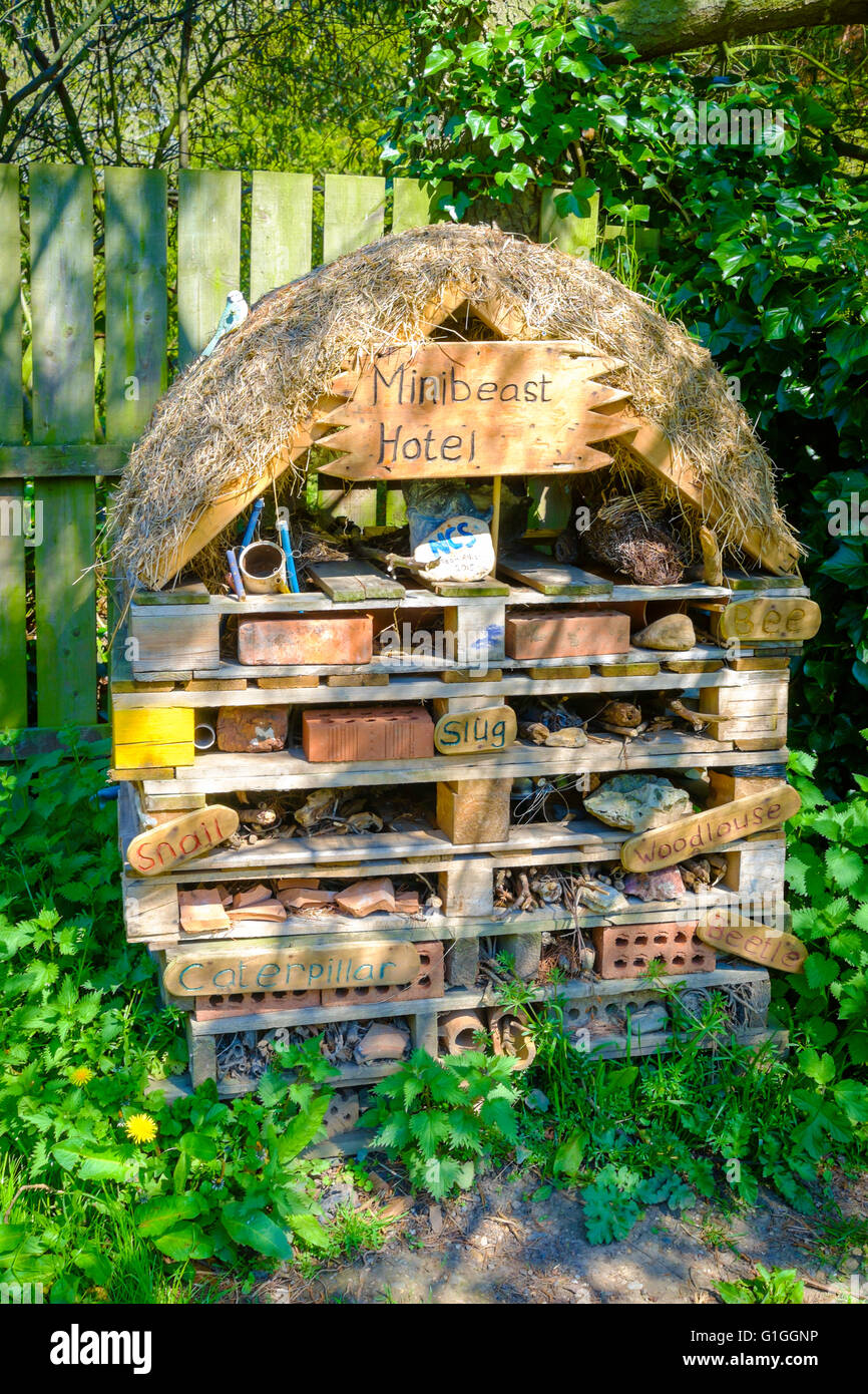 Ein Fehler-Haus gebaut aus Ziegel Fliesen und Holz zur Erhaltung Zucht Winterschlaf und Studie von Insekten dienen Stockfoto