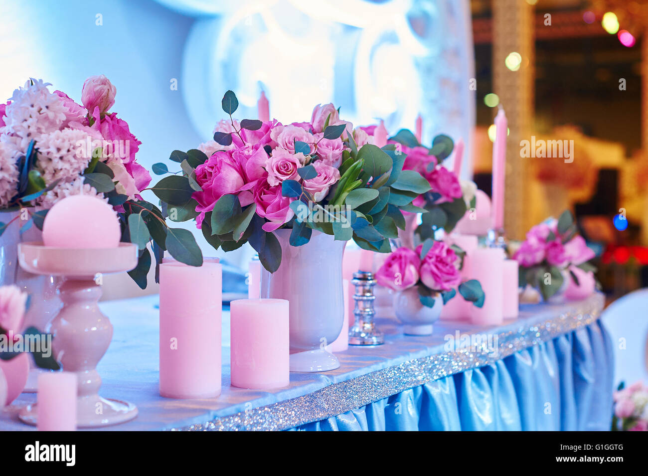 Tisch für Hochzeitsfeier mit Kerzen und Blumensträuße Stockfoto