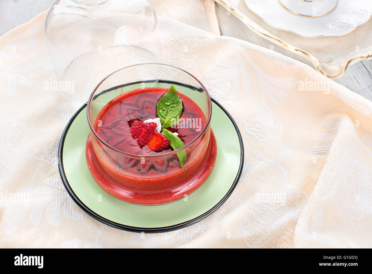 Wüste Erdbeer-Suppe mit Sahne Stockfoto