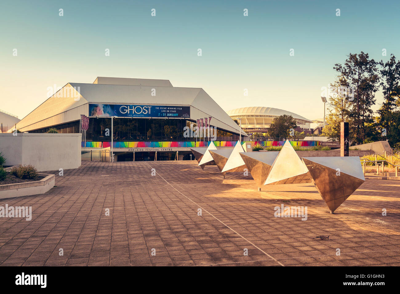 Adelaide, Australien - 3. Januar 2016: Adelaide Festival Centre mit Adelaide Oval-Stadion auf dem Hintergrund in der Nähe von Elder Park Stockfoto