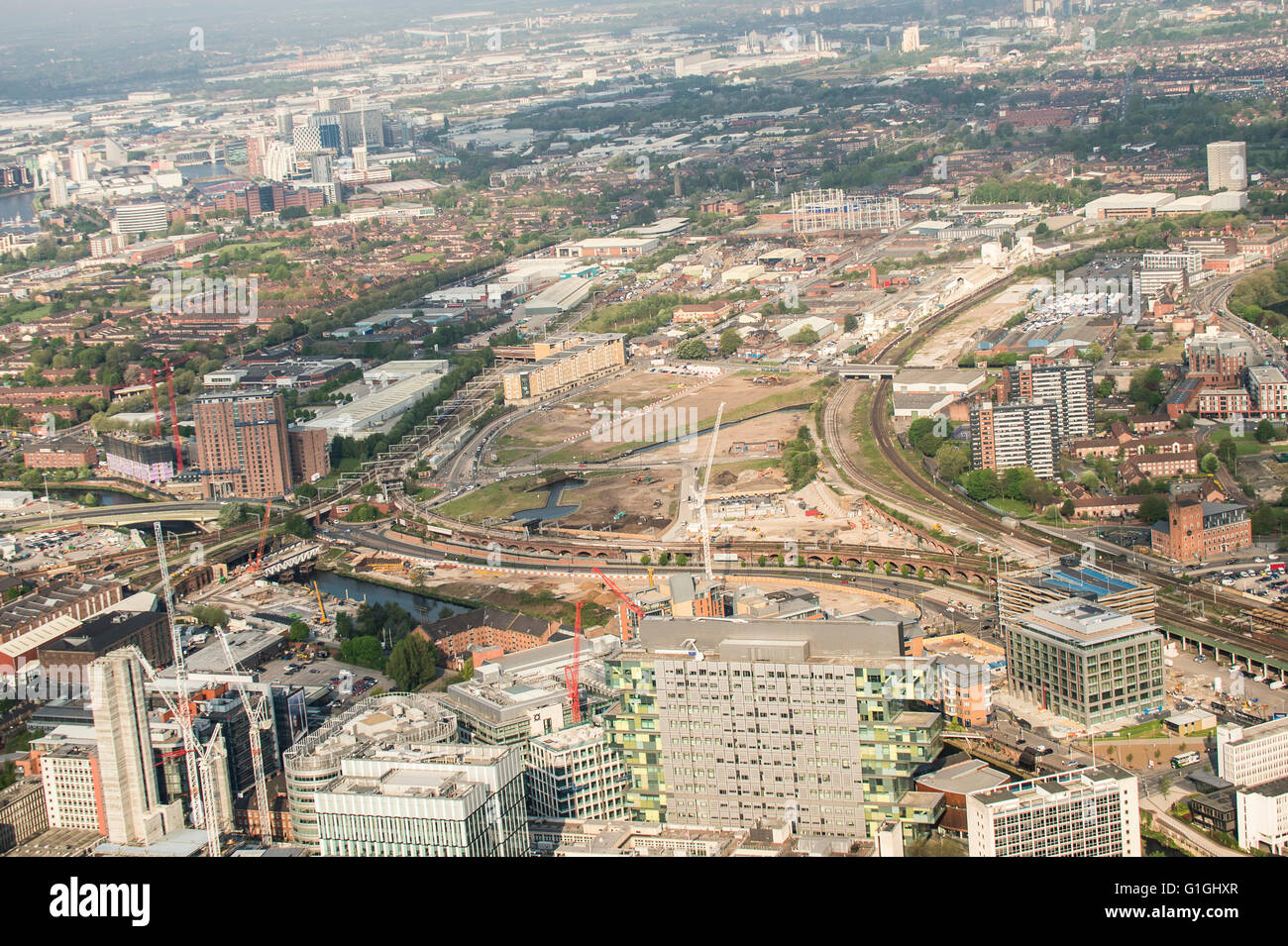 Luftbild mit Kanal laufen durch und begrenzt durch die Eisenbahn-Viadukte Stockfoto