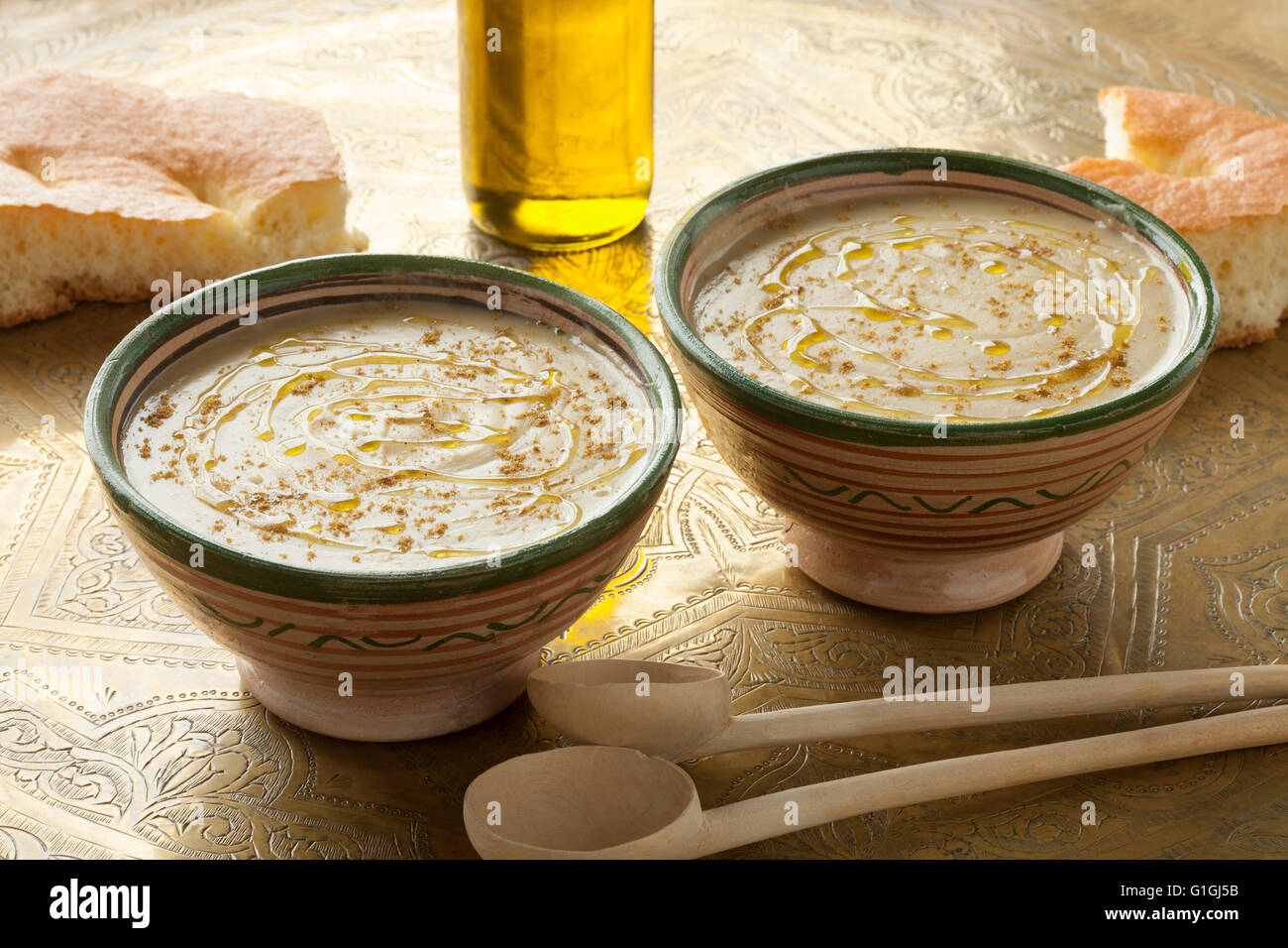 Schalen mit marokkanischen Bessara Suppe, Olivenöl und Kümmel Stockfoto