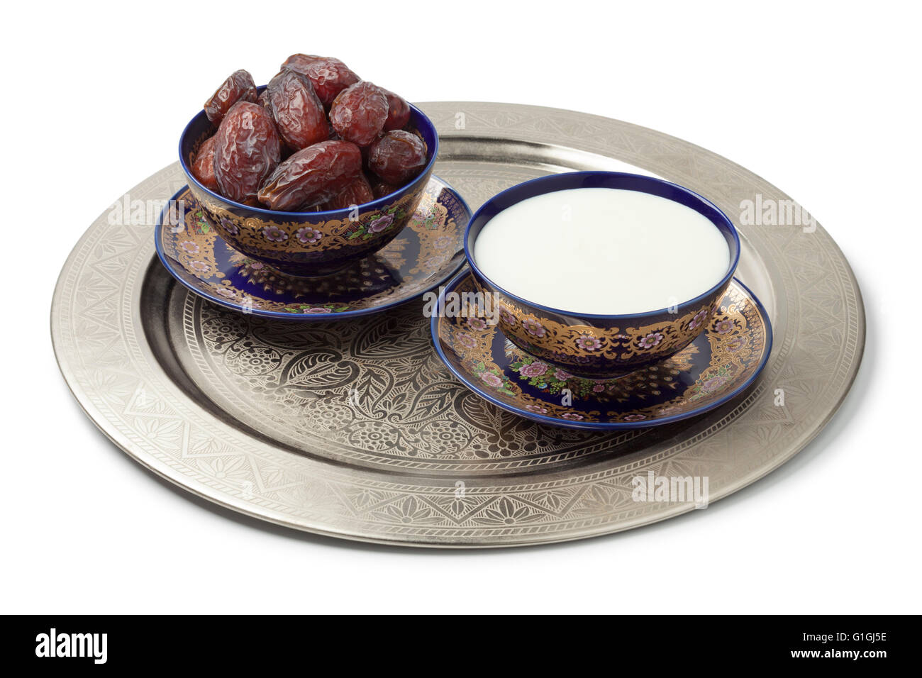 Festliche marokkanischen Schüsseln mit Milch und Datteln auf weißem Hintergrund Stockfoto