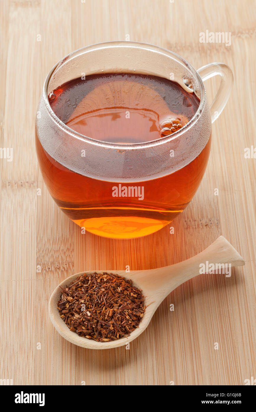 Tasse mit südafrikanischen Rooibos Tee und einen Esslöffel getrocknete Tee Stockfoto