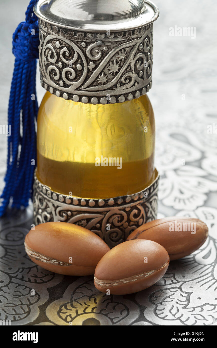 Flasche mit marokkanischen Argan-Öl und Nüssen Stockfoto