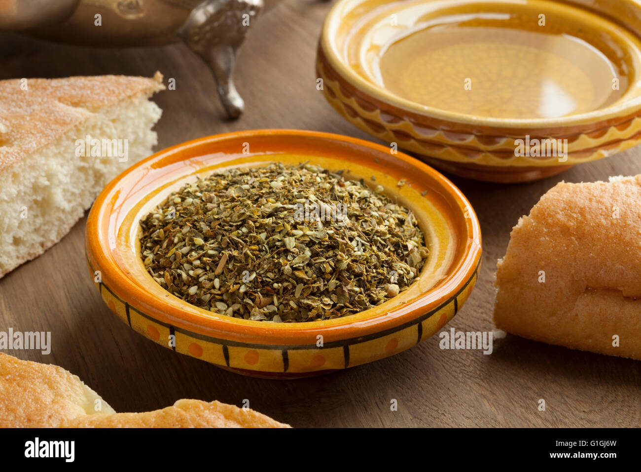 Schale mit Za'atar, Olivenöl und Brot zum Frühstück Stockfoto