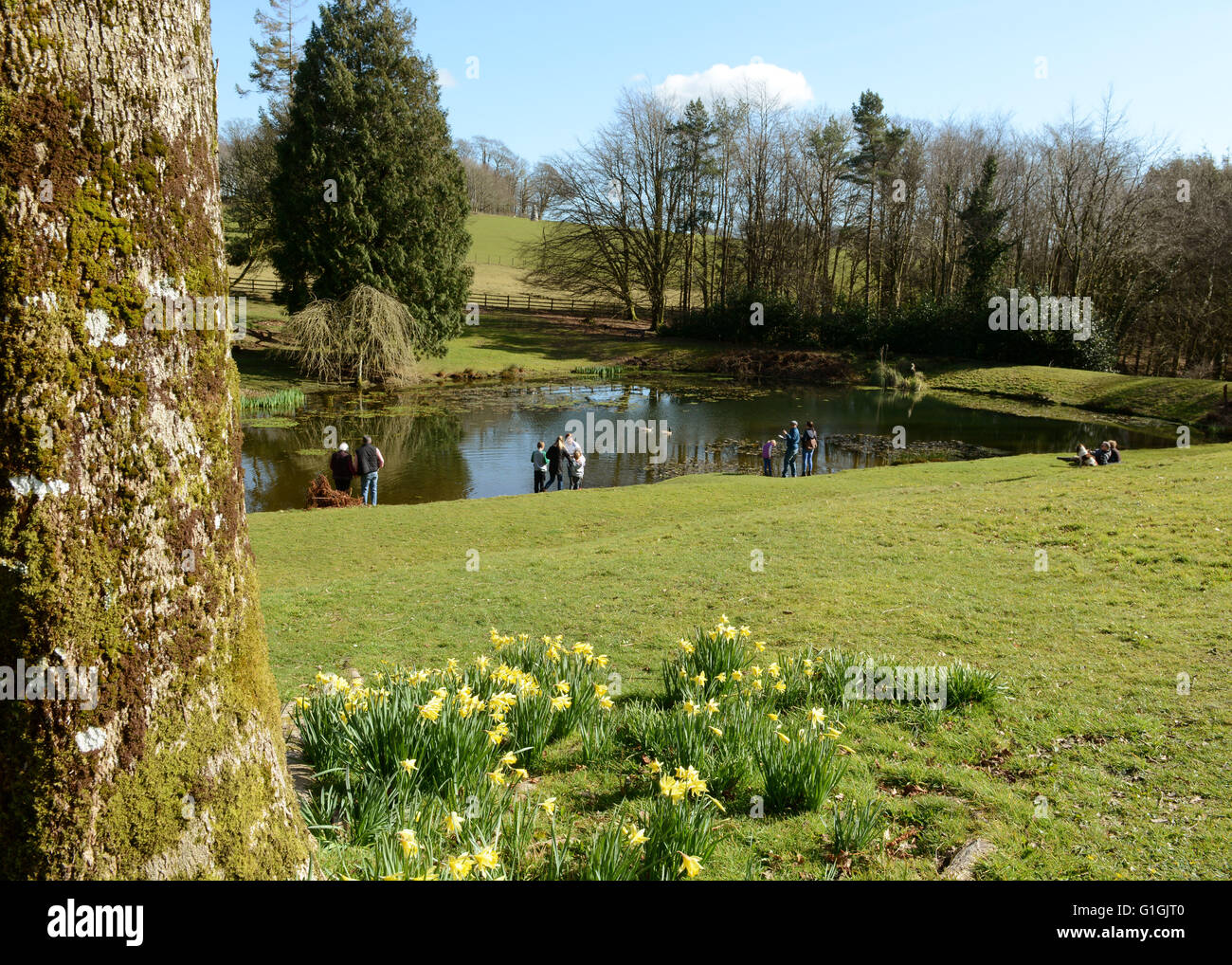 Arlington Court North Devon Chichester Familie Home National Trust House und Gärten Besucher genießen Gärten und den See Stockfoto