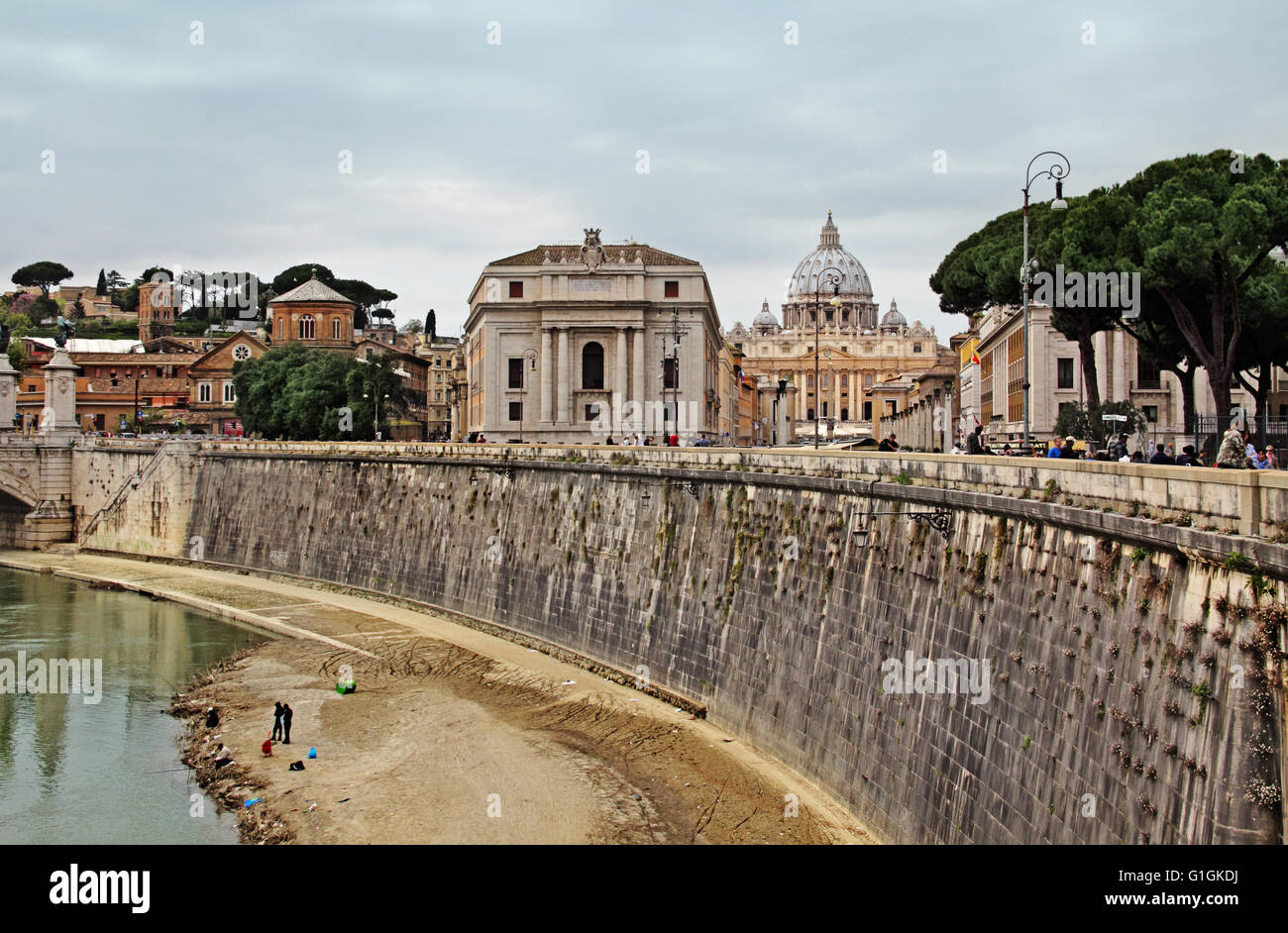 Blick auf den Tiber und St Peter Basilica, Roma, Italien Stockfoto