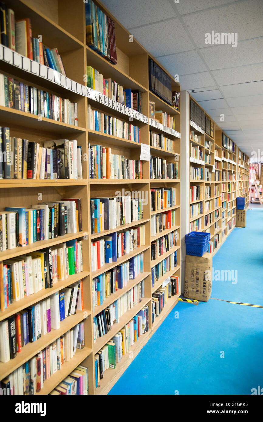 Gebrauchte Bücher in Regalen in riesigen Bookbarn International-Shop, Hallatrow, in der Nähe von Bristol, England, UK Stockfoto