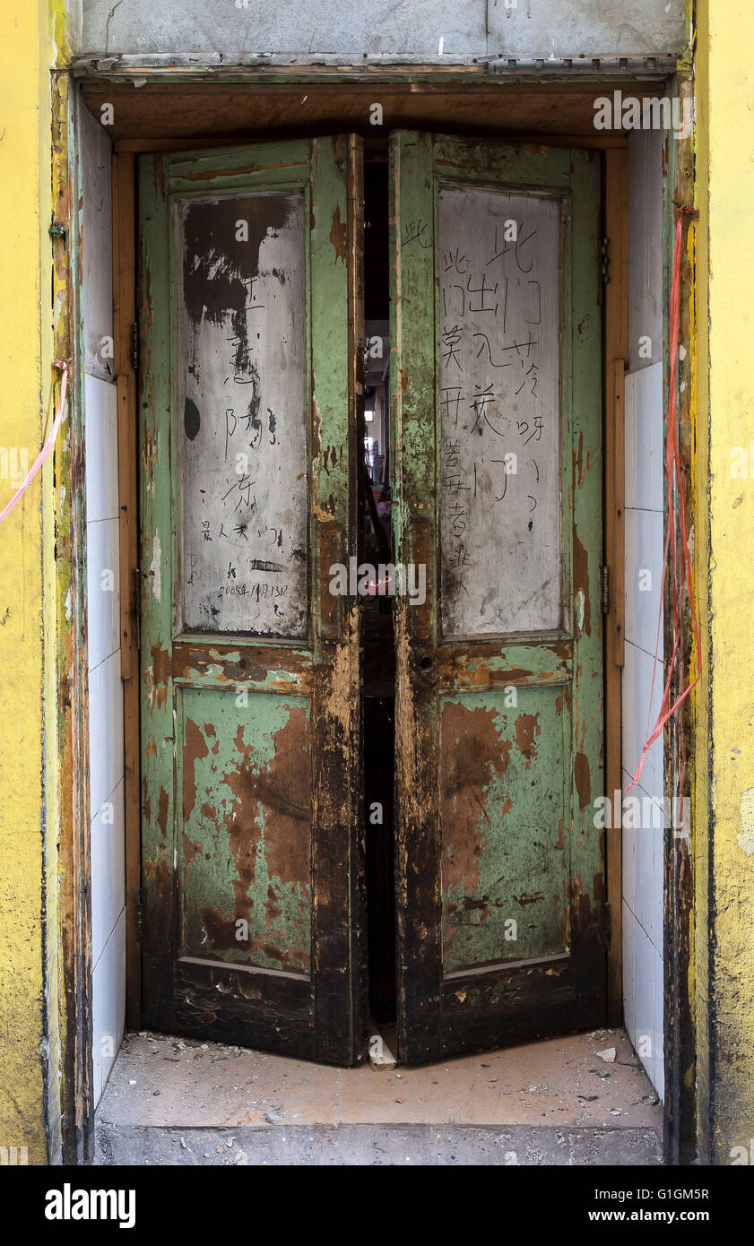 Tür im alten Teil von Peking. China. Stockfoto