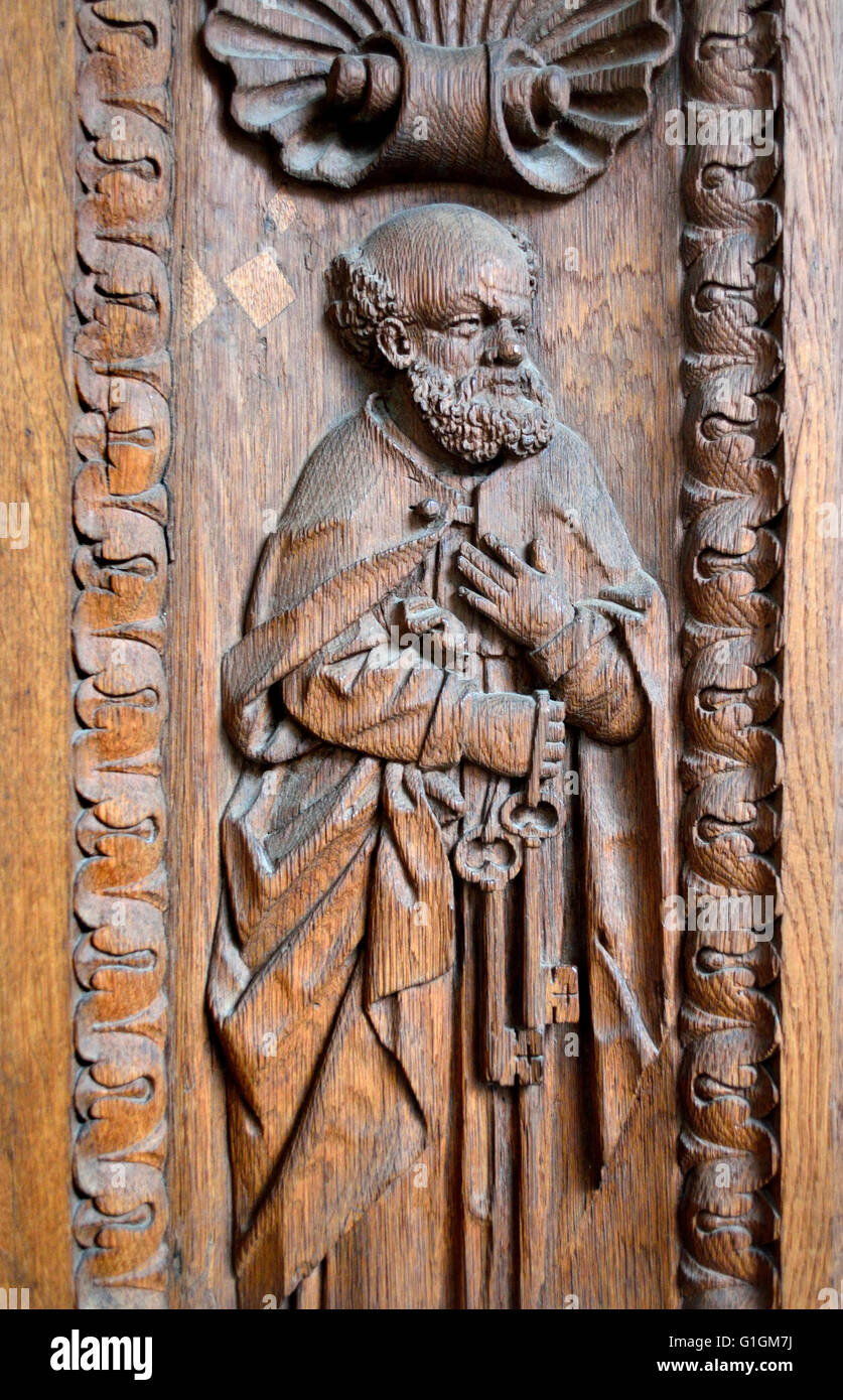 Prag, Tschechische Republik. St Vitus Cathedral - Holztür mit Schnitzen von St. Peter mit Schlüssel Stockfoto