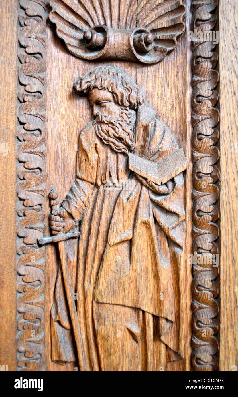 Prag, Tschechische Republik. St Vitus Cathedral - Holztür mit Schnitzwerk des Heiligen Paulus mit Schwert und Buch Stockfoto