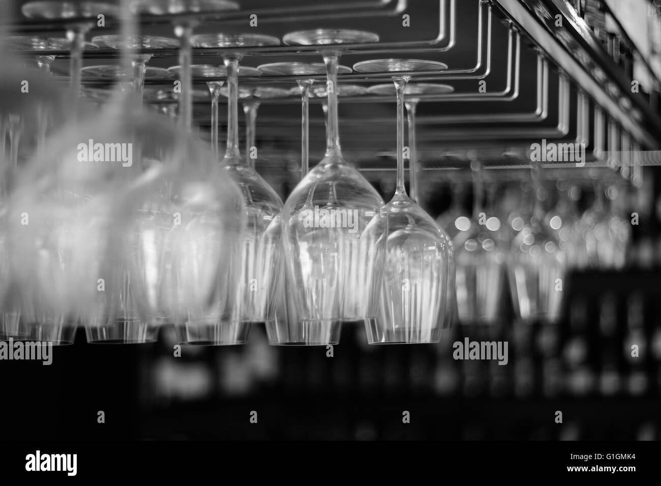 Hängende Weingläser in schwarz / weiß Stockfoto