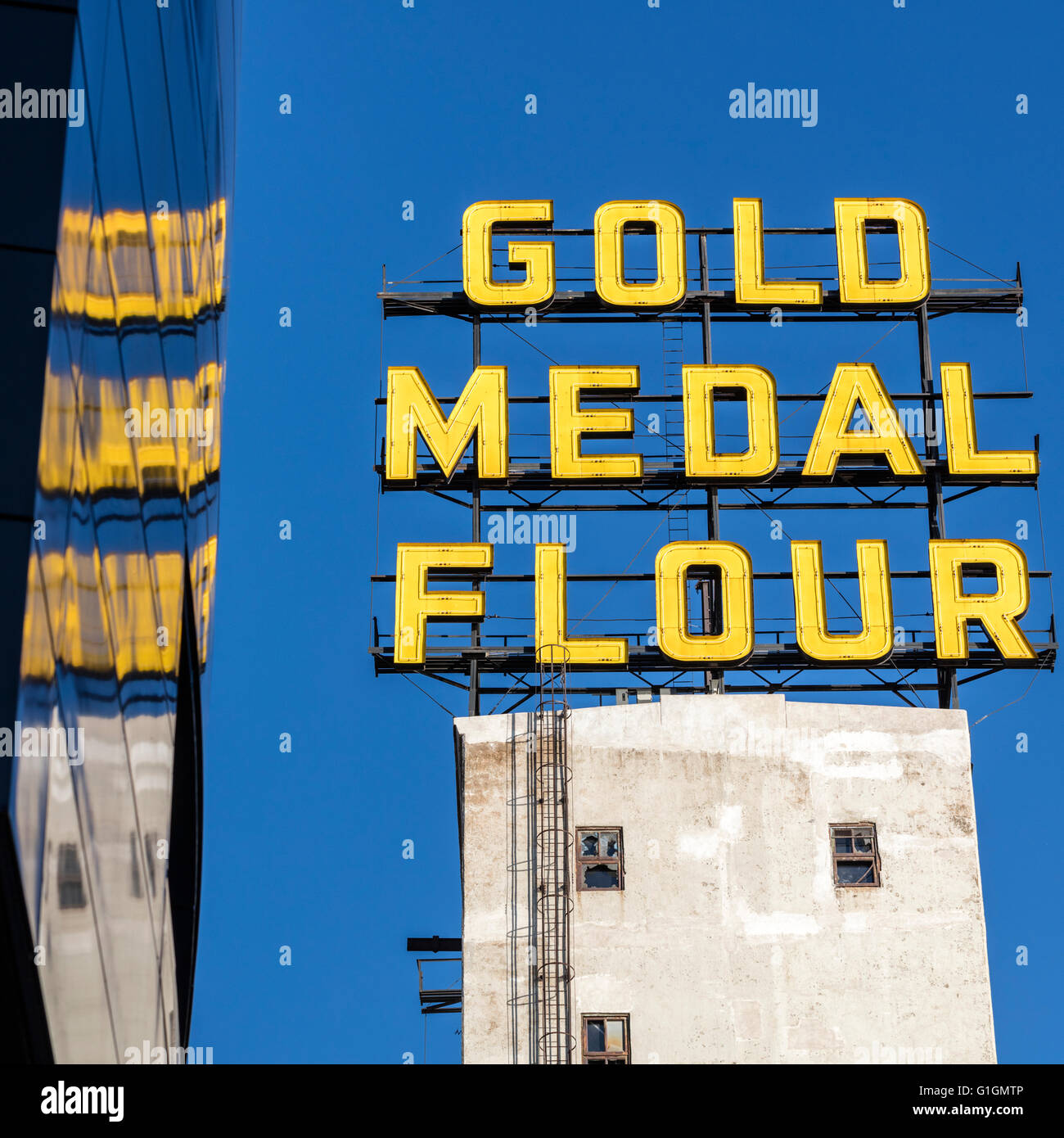 Mehl-Mühle-Schild reflektiert im Guthrie Theater am Mississippi River entlang, Minneapolis, Minnesota, USA Stockfoto