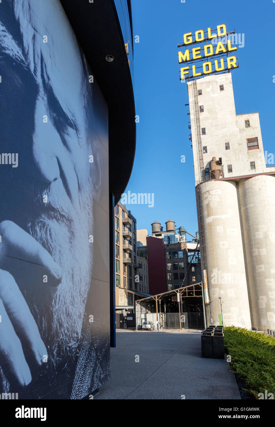 Stillgelegte Getreidemühle & Guthrie Theater am Mississippi River entlang, Minneapolis, Minnesota, USA Stockfoto