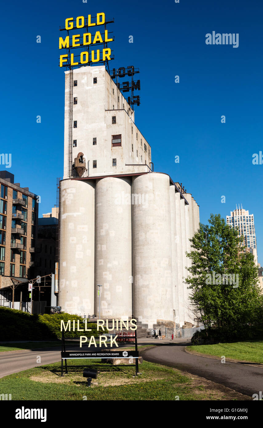 Mischnutzung mit ausgedienten Boden Mühle,, Bürogebäude, Appartementhaus, Mississippi Fluss-Ufer, Minneapolis, MN, USA Stockfoto