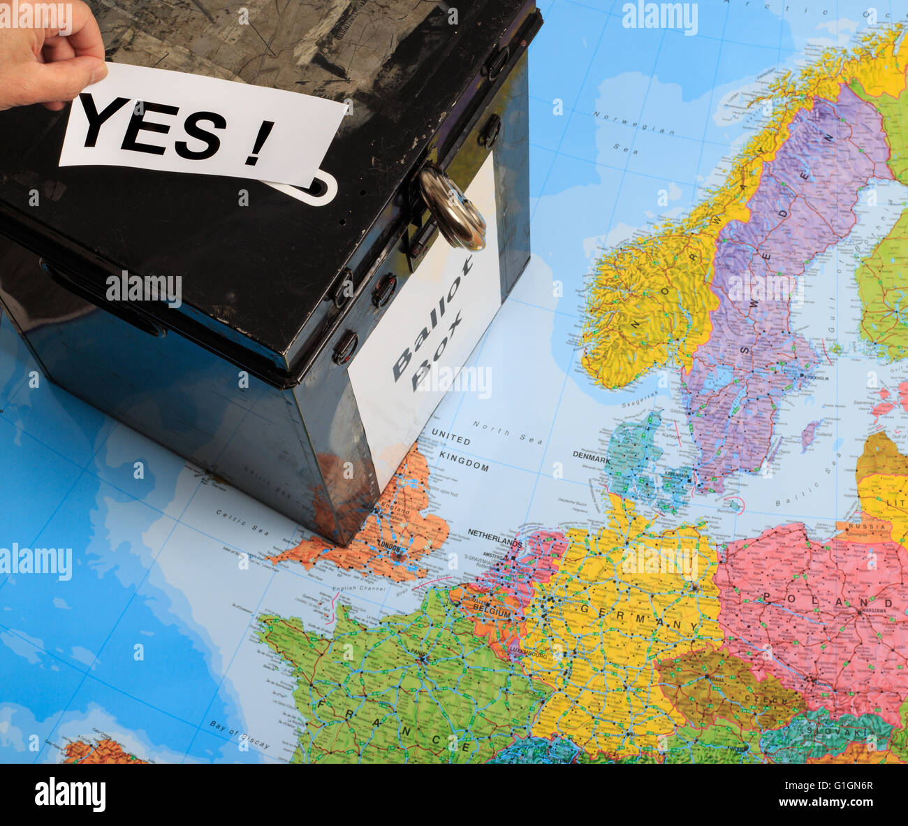 De Wahlurne über eine Landkarte von Europa. Des Menschen Hand in ein 'Ja' - in Bezug auf die Volksabstimmung über die EU-Mitgliedschaft Stockfoto