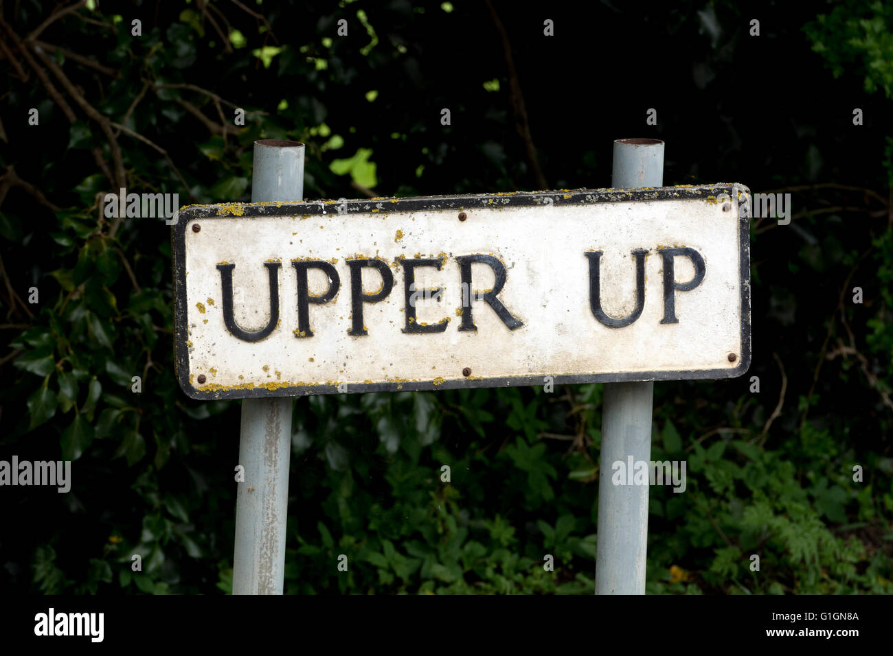 Oberen Up Straße Zeichen, South Cerney, Gloucestershire, England, UK Stockfoto