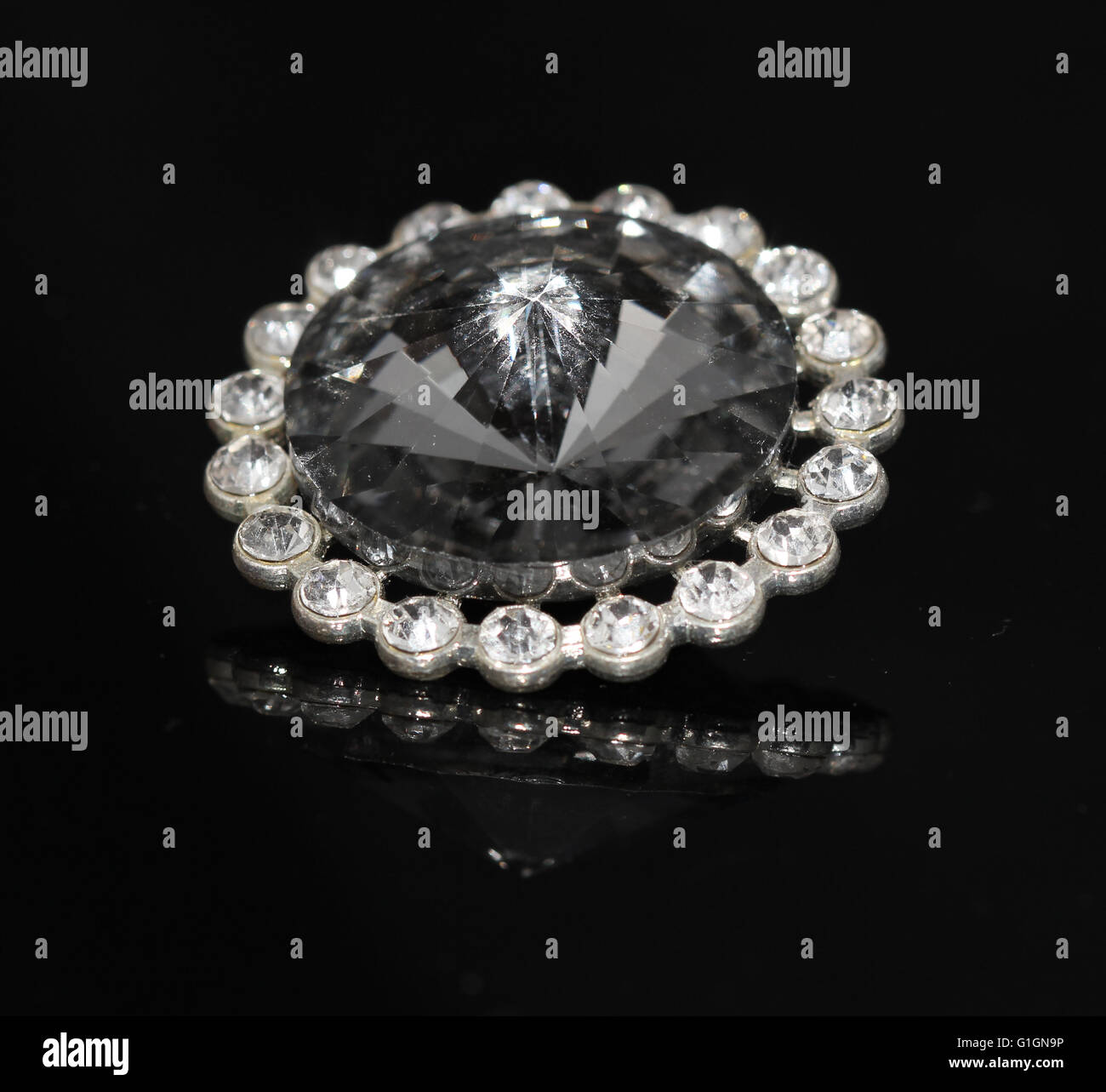 Diamanten auf schwarzem Hintergrund Stockfoto