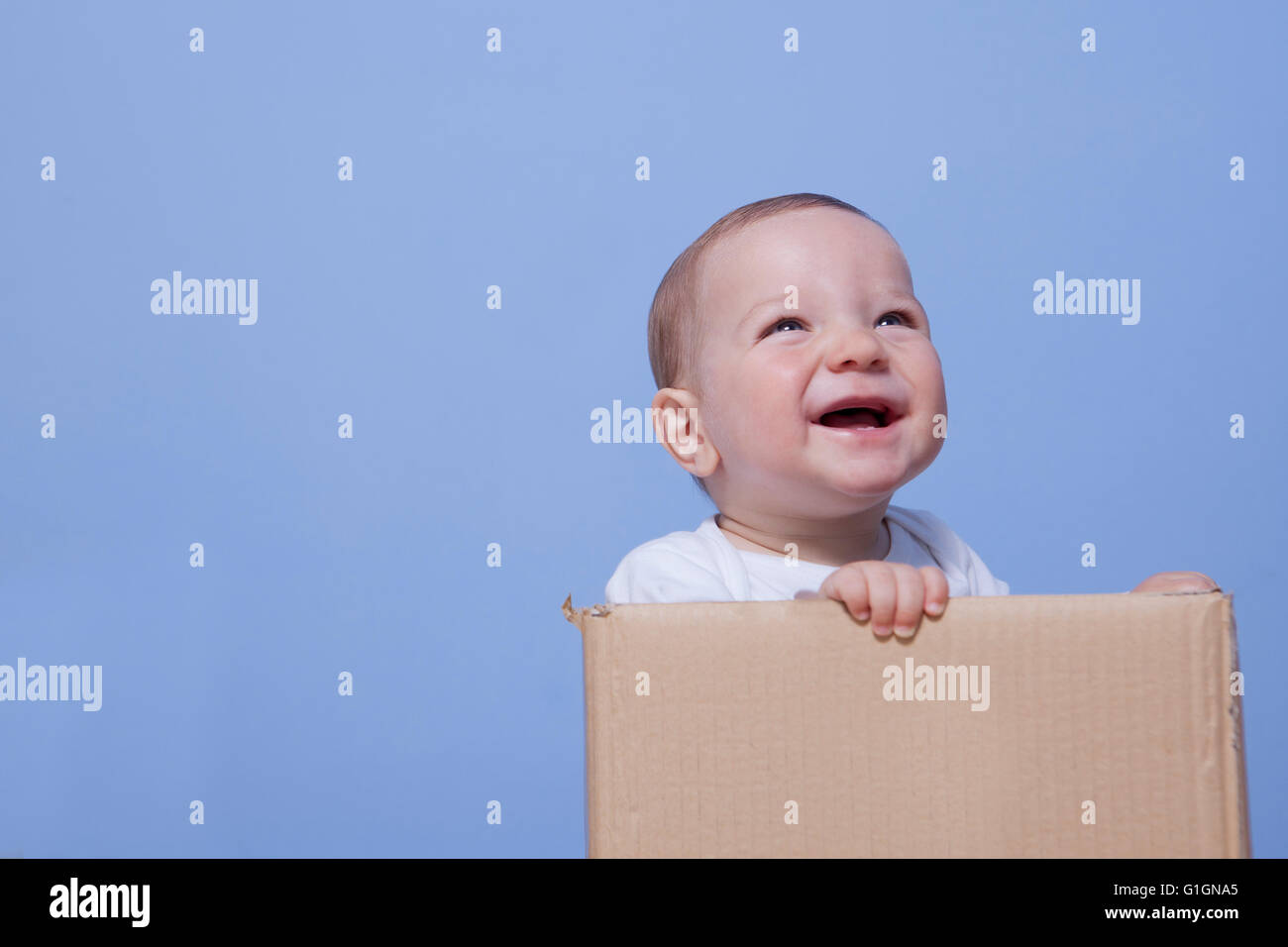 Porträt eines niedlichen Babys spielen in einem braunen Karton Stockfoto