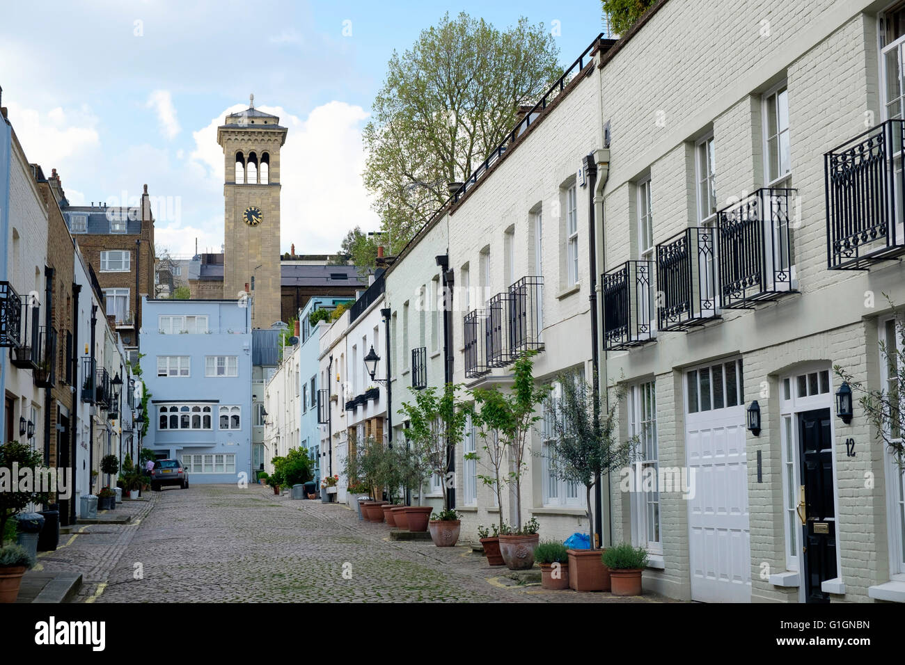 Ennismore Mews und der Turm von der russisch-orthodoxen Kirche in Knightsbridge, London Stockfoto