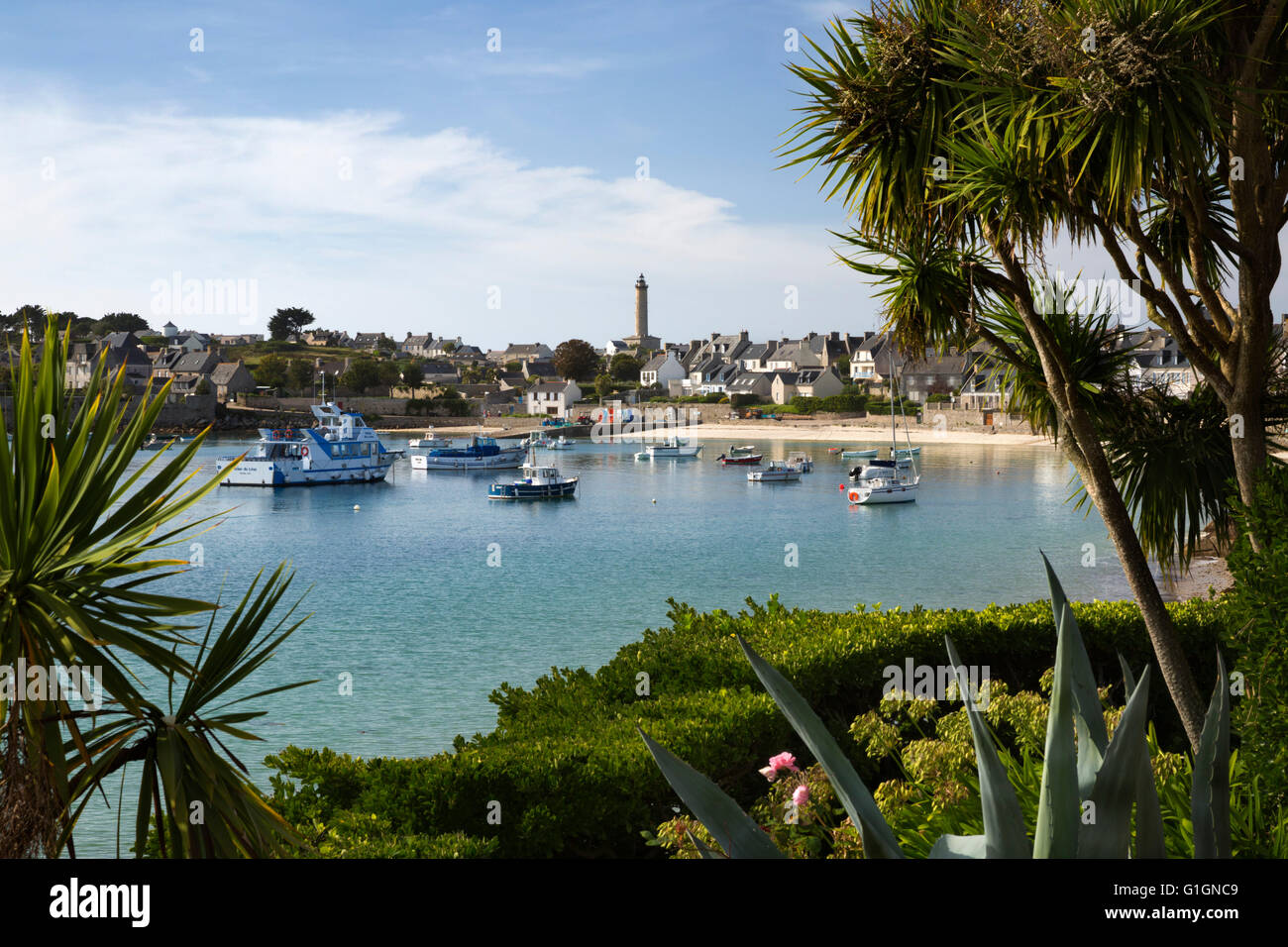 Tropische Gärten und Port, Ile de Batz, in der Nähe von Roscoff, Finistere, Bretagne, Frankreich, Europa Stockfoto