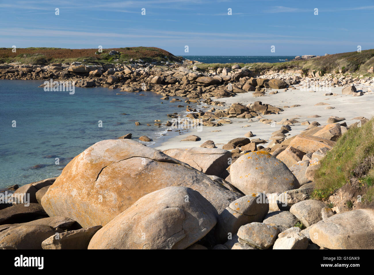 Felsen verstreut weißen Sandstrand, Munitionsdepot-Plage Cote de Granit Rose, Côtes d ' Armor, Bretagne, Frankreich Stockfoto