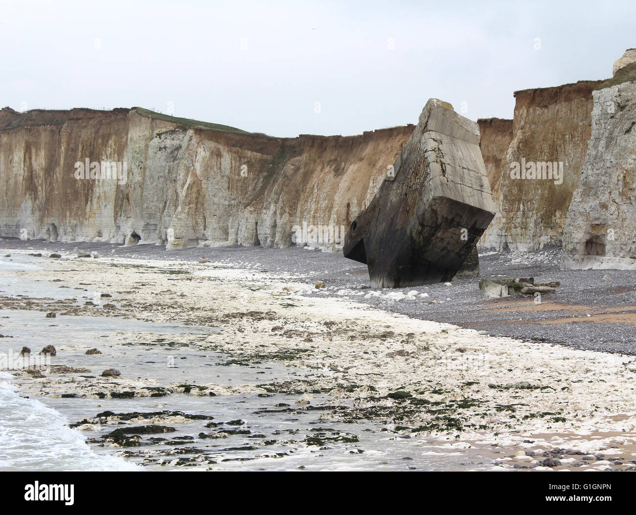 Die markante Kreide-Küste in der Nähe Quiberville, in Normandie Frankreich. Das Gebiet hat Felsen und Beton ww2 Bunker stark erodiert. Stockfoto