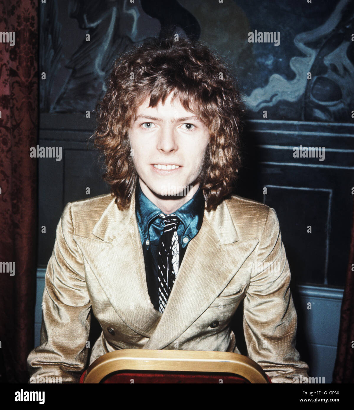 DAVID BOWIE (1947-2016) Englisch pop Musiker n seine Kitt-farbige "Sonderveranstaltung Anzug" im Cafe Royal, London, am Valentinstag 1970 Stockfoto