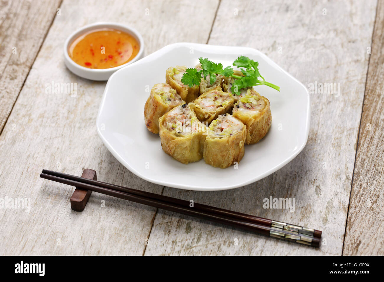 Gebratene Garnelen Tofu (Tofu) Haut rollt, chinesische Dim Sum Essen ...