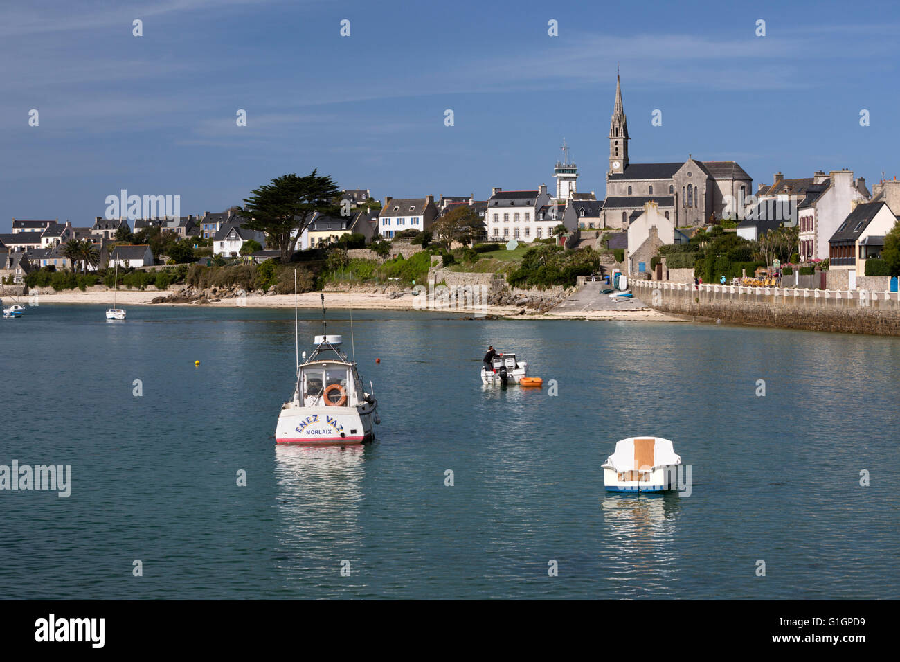 Blick auf Hafen und Kirche, Ile de Batz, in der Nähe von Roscoff, Finistere, Bretagne, Frankreich, Europa Stockfoto