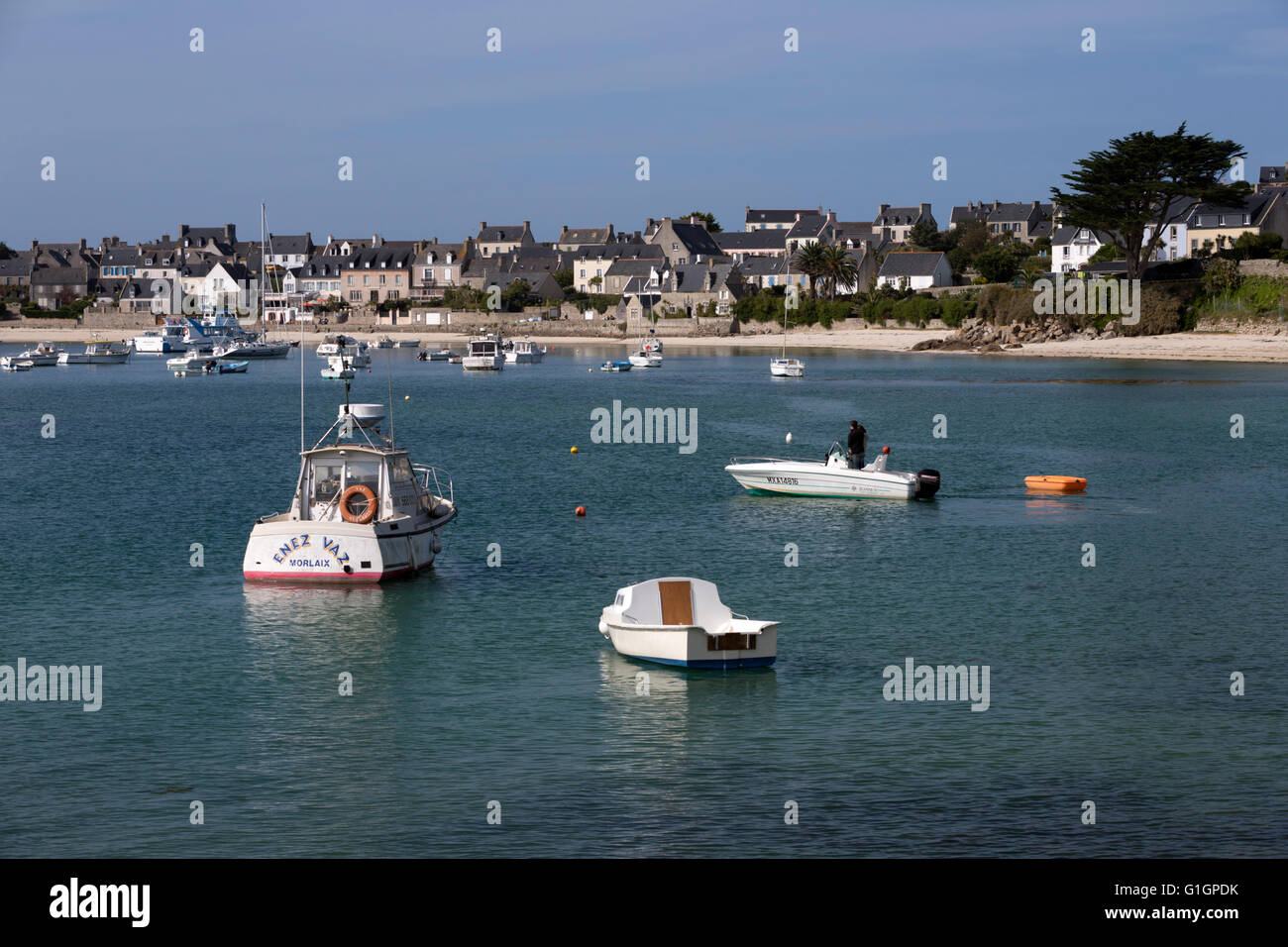 Blick über Hafen, Ile de Batz, in der Nähe von Roscoff, Finistere, Bretagne, Frankreich, Europa Stockfoto