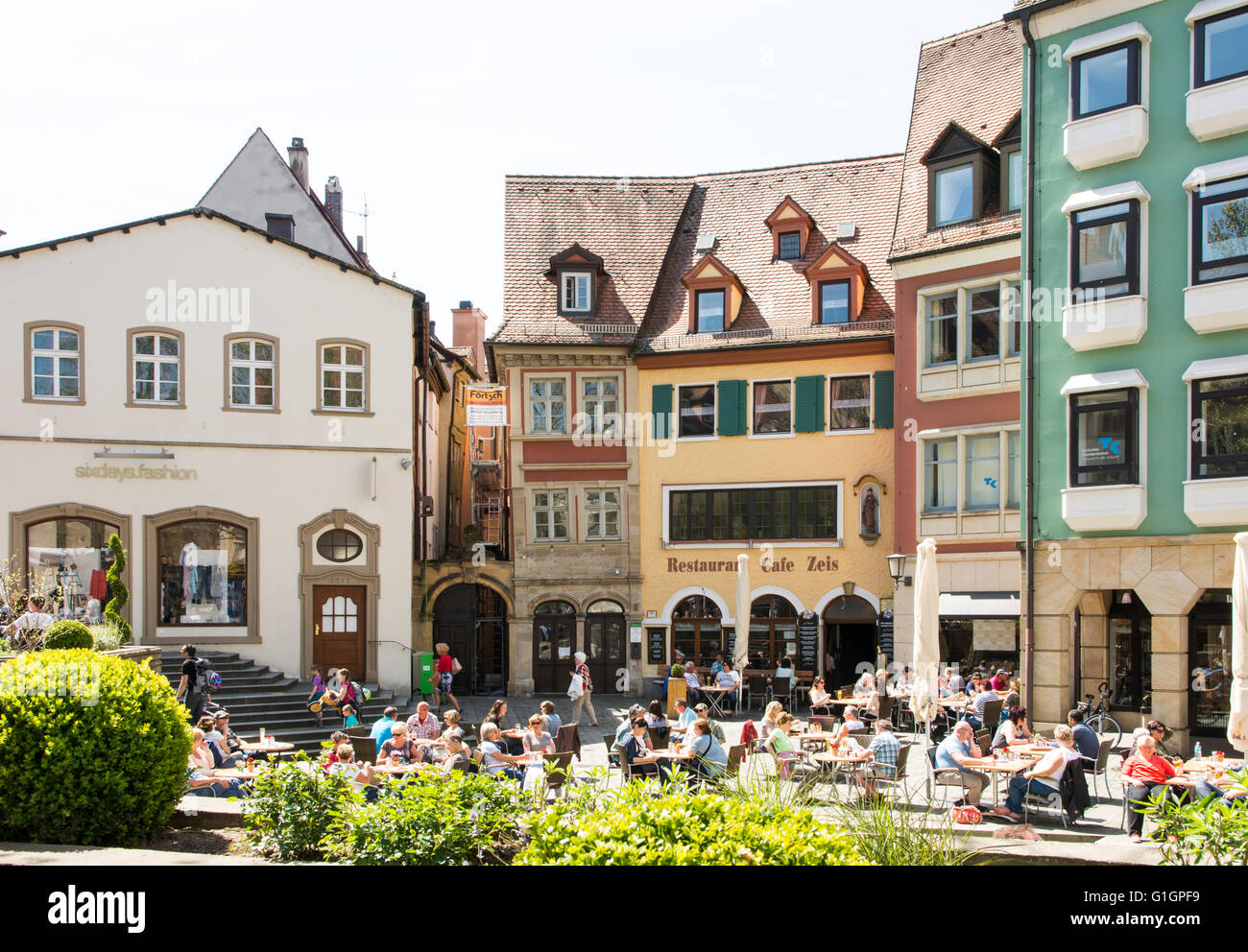 Touristen in einem Straßencafé in Bamberg Stockfoto