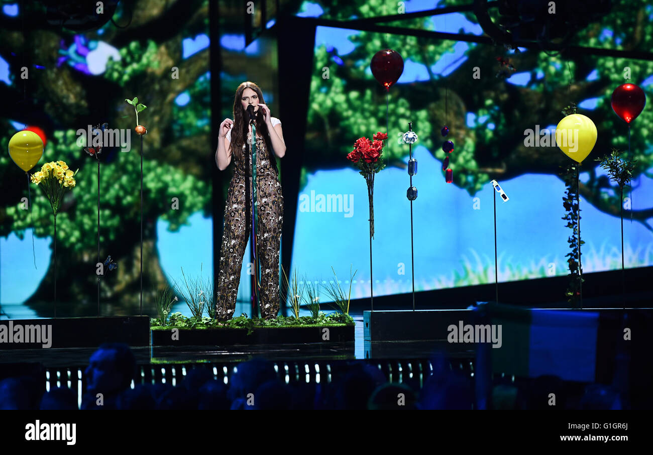 Stockholm, Schweden. 14. Mai 2016. Francesca Michielin, Italien mit "No Grad der Trennung" während des großen Finales von der 61. jährliche Eurovision Song Contest (ESC) in Stockholm, Schweden, 14. Mai 2016 darstellt. Foto: Britta Pedersen/Dpa/Alamy Live News Stockfoto