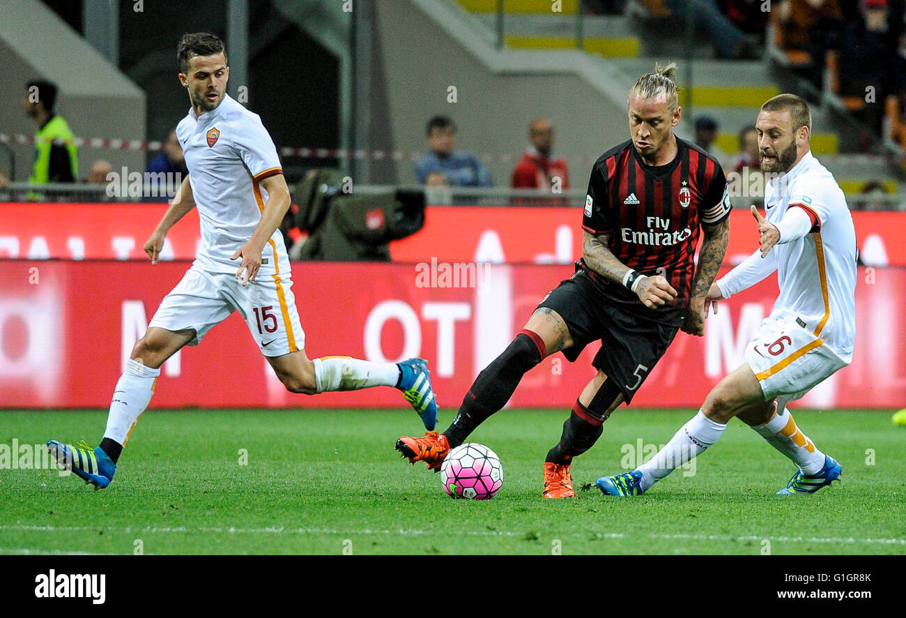 Mailand, Italien. 14. Mai, 2016: Miralem Pjanic (links), Philippe Mexes und Daniele De Rossi kämpfen um den Ball in die Serie A Fußballspiel zwischen AC Milan und AS Roma. Bildnachweis: Nicolò Campo/Alamy Live-Nachrichten Stockfoto