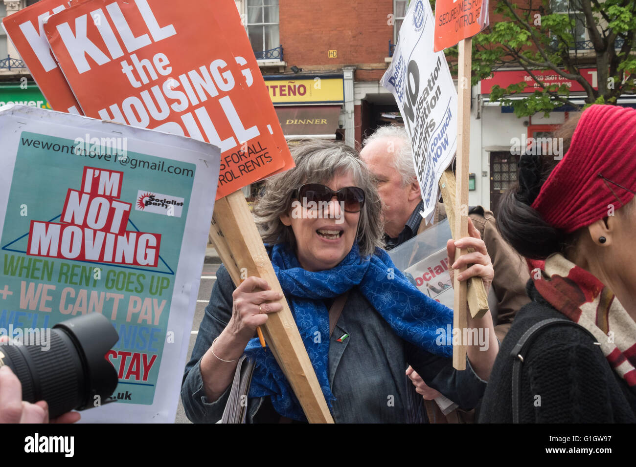 London, UK. 14. Mai 2016. London, UK. 14. Mai 2016. Leute warten auf Anfang März in Jeremy Corbyn Wahlkreis von Islington Hände aus unserer öffentlichen Dienstleistungen, Islington Kill Housing Bill und zurückfordern Justice Network HMP Holloway fordern, dass wenn das Gefängnis geschlossen wird der Standort in öffentlicher Hand bleibt, und dass die Regierung das Gefängnis mit Sozialwohnungen und die lebendige Gemeinschaft erforderlichen Dienstleistungen zu verhindern, dass Menschen, die eine schädliche Strafjustiz verfangen ersetzen. Peter Marshall/Alamy Live-Nachrichten Stockfoto