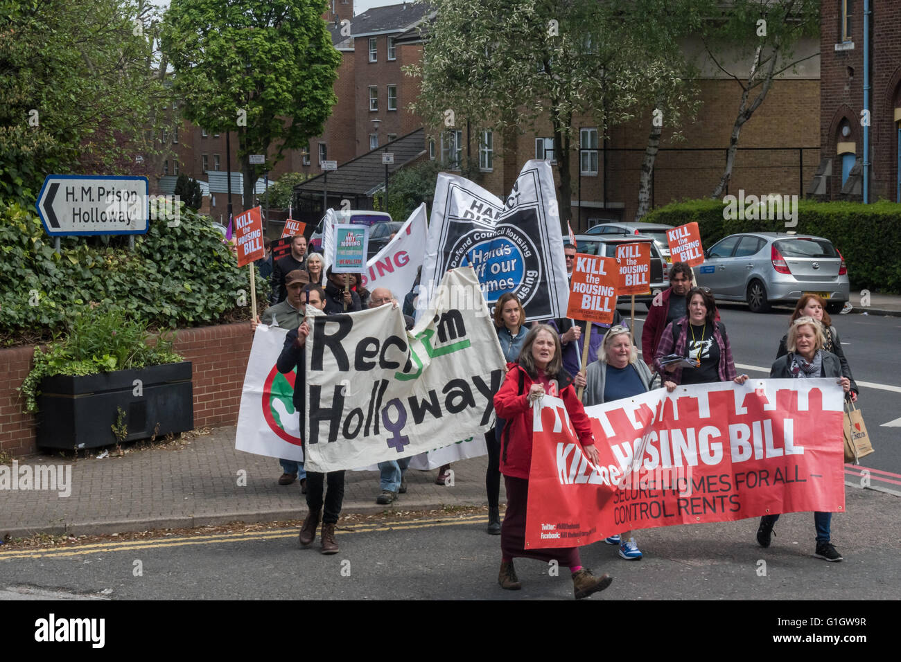 London, UK. 14. Mai 2016. Der Marsch von Islington Hände aus unserer öffentlichen Dienstleistungen, Islington Kill Housing Bill und zurückfordern Justice Network März erreicht HMP Holloway fordern, dass wenn das Gefängnis geschlossen wird der Standort in öffentlicher Hand bleibt, und dass die Regierung ersetzen das Gefängnis mit Sozialwohnungen und die lebendige Gemeinschaft erforderlichen Dienstleistungen zu verhindern, dass Menschen, die eine schädliche Strafjustiz verfangen. Peter Marshall/Alamy Live-Nachrichten Stockfoto